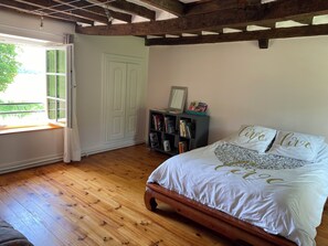 3 bedrooms, iron/ironing board, Internet, bed sheets