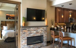 1 soverom, safe på rommet, skrivebord og strykejern/-brett