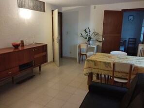 Interior - Quiet apartment with separate bedroom overlooking wooded garden! (Teyran)