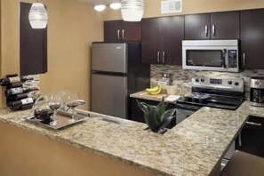 ثلاجة، ميكروويف، فرن، موقد طهي مسطح