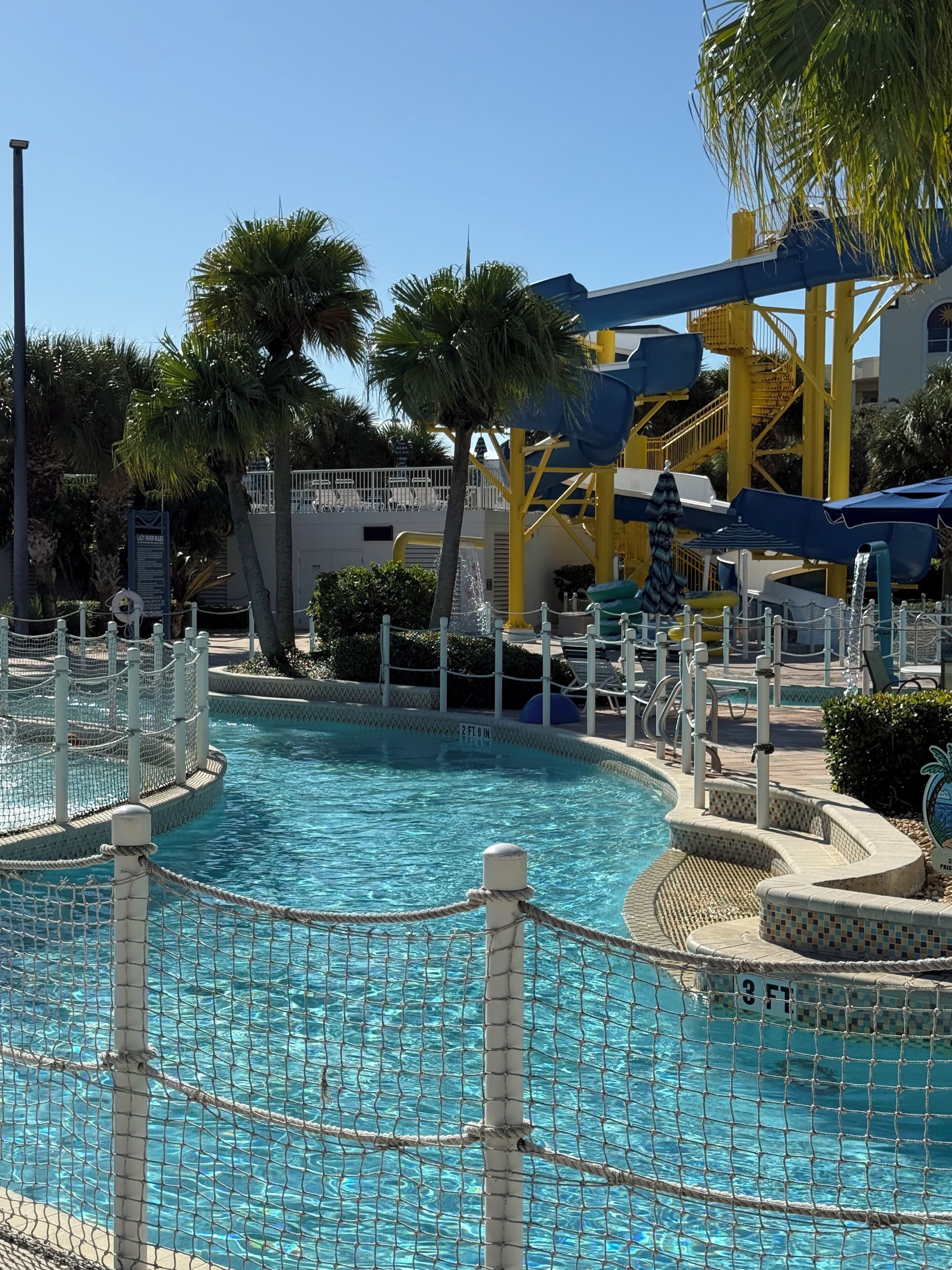 Een buitenzwembad, een verwarmd zwembad