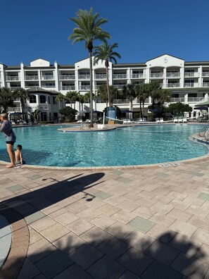 Utendørsbasseng og et oppvarmet basseng