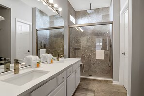 Hair dryer, towels, soap, shampoo - Windsor Hills 5BR Luxury | Pool & Game Room (Kissimmee)