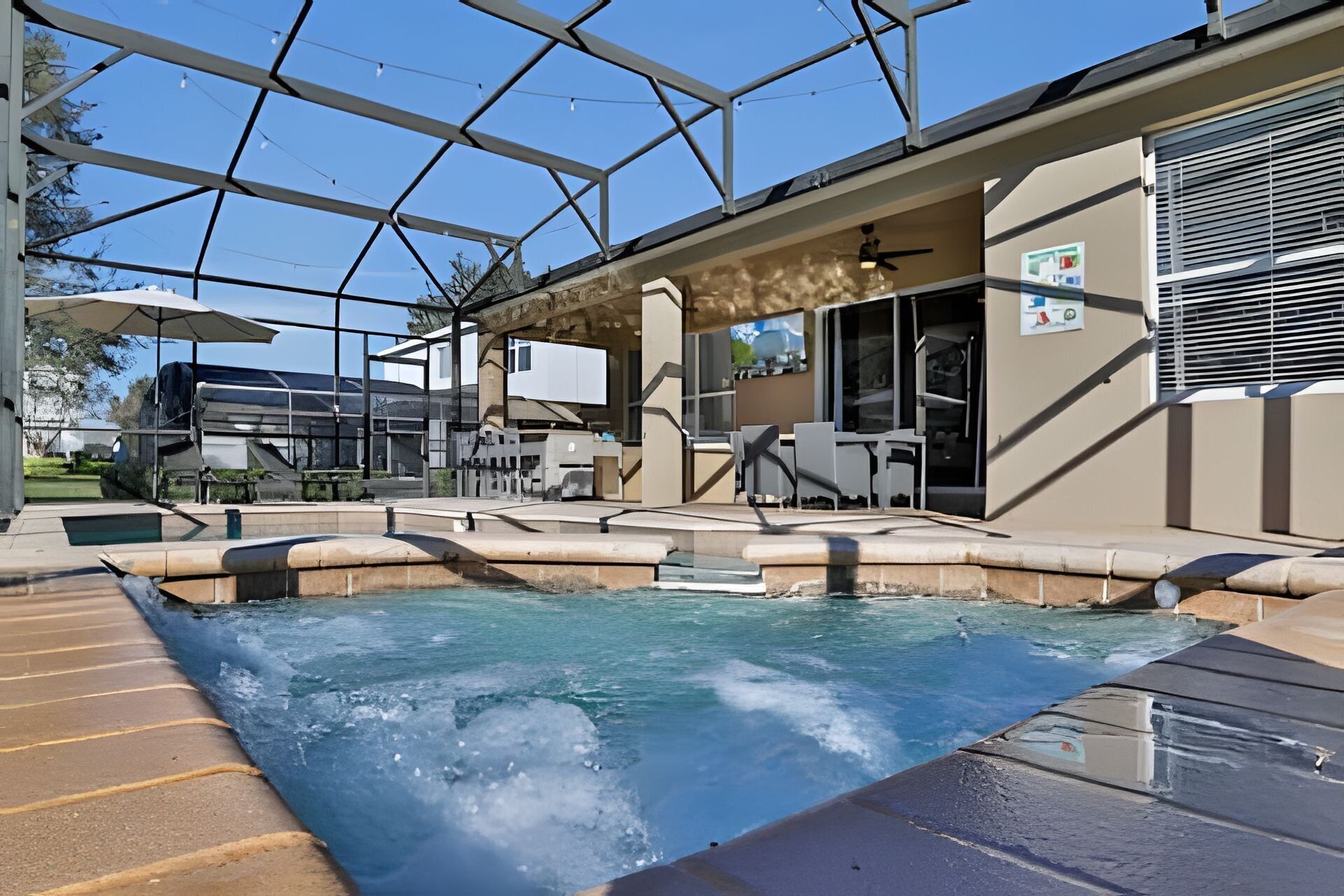 Una piscina al aire libre, una piscina climatizada