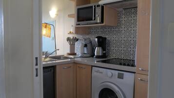 Réfrigérateur, micro-ondes, plaque de cuisson, cafetiÚre/bouilloire