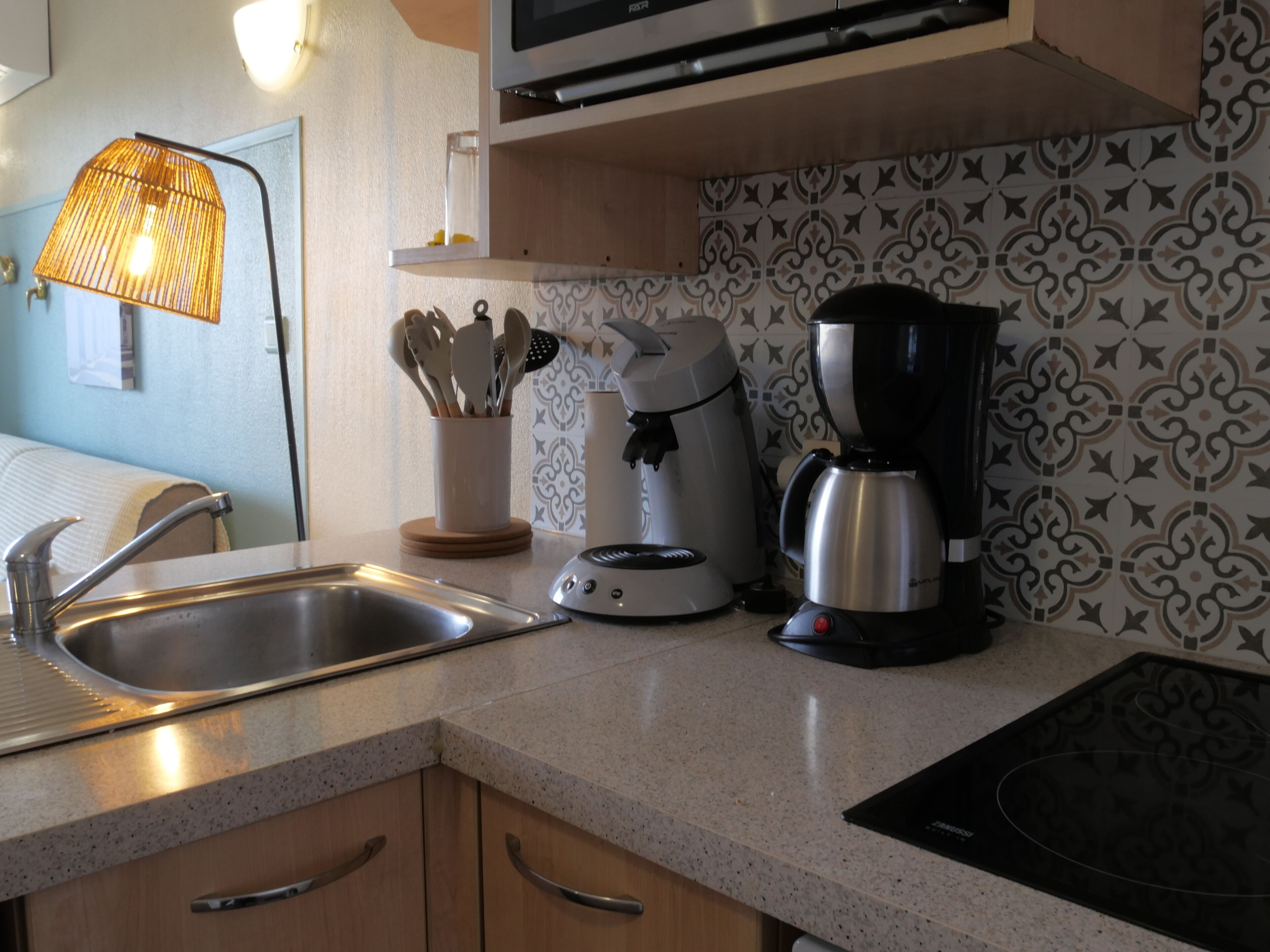 Kühlschrank, Mikrowelle, Herdplatte, Wasserkocher mit Kaffee-/Teezubehör