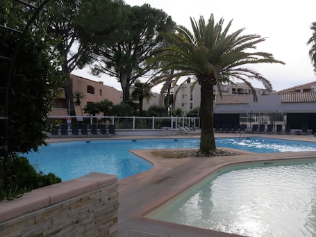 Outdoor pool. Apartment in a residence with swimming pool. Only 7 minutes from the beach!