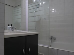 Sèche-cheveux, serviettes fournies, savon, papier toilette