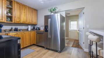 Een koelkast, een microgolfoven, een oven, een kookplaat