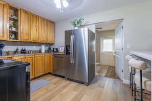 Een koelkast, een microgolfoven, een oven, een kookplaat