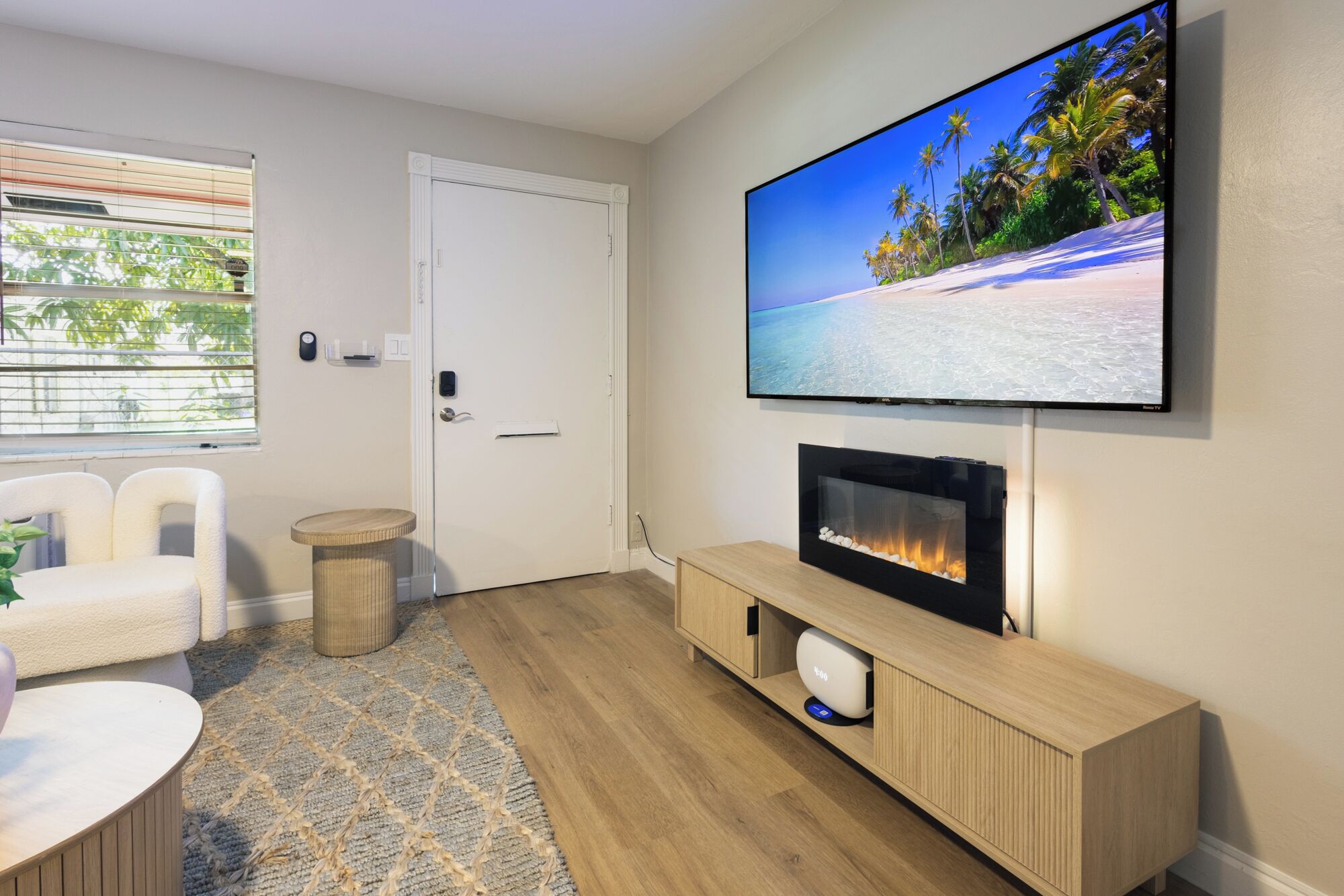 Smart TV, fireplace