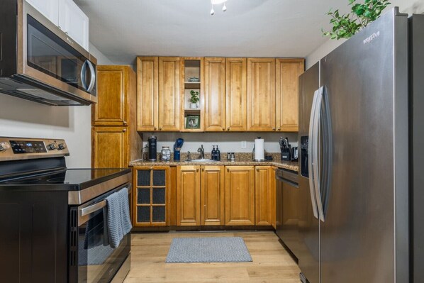 Fridge, microwave, oven, stovetop - Comfort & Style Modern | 2BR In West Palm Beach (West Palm Beach)