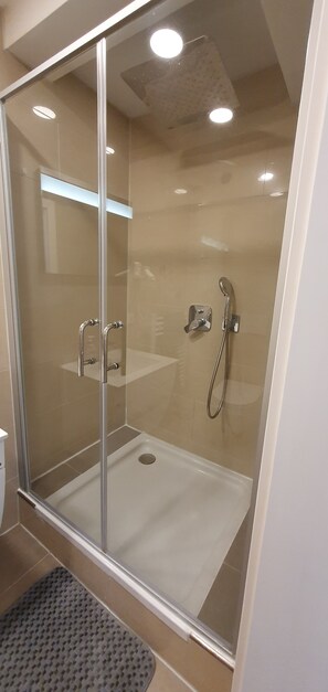 Suihku, hiustenkuivaaja, pyyhkeet, saippua