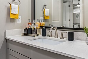 Bathroom - Cozy Luxury 1bd | Pool+Gym+Stockyards+Free Parking (Fort Worth)