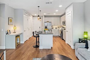 Private kitchen - Cozy Luxury 1bd | Pool+Gym+Stockyards+Free Parking (Fort Worth)