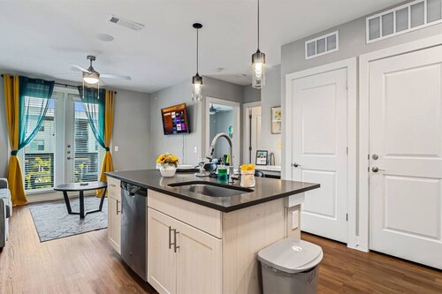 Cozy Luxury 1bd | Pool+Gym+Stockyards+Free Parking