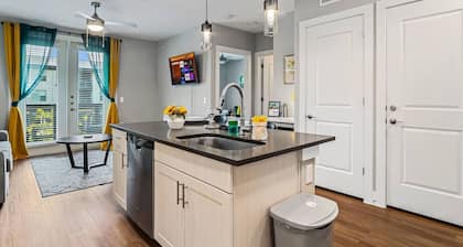 Cozy Luxury 1bd | Pool+Gym+Stockyards+Free Parking