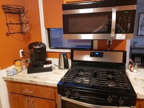 冷蔵庫、電子レンジ、オーブン、コンロ