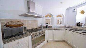 Apartment, 2 Bedrooms, Patio, Garden View | Interior