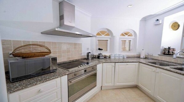 Apartment, 2 Bedrooms, Patio, Garden View | Interior