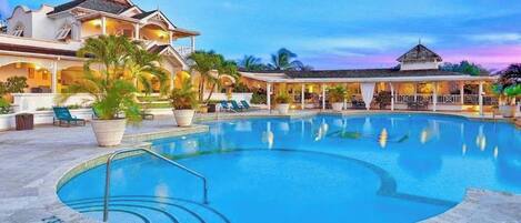 Una piscina al aire libre