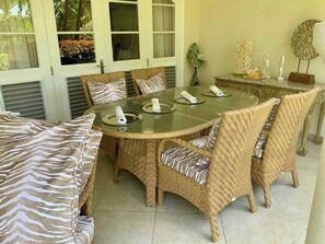 Apartment, 2 Bedrooms, Patio, Garden View | Dining room