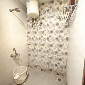 Deluxe Double Room | Bathroom | Shower, free toiletries, towels, soap