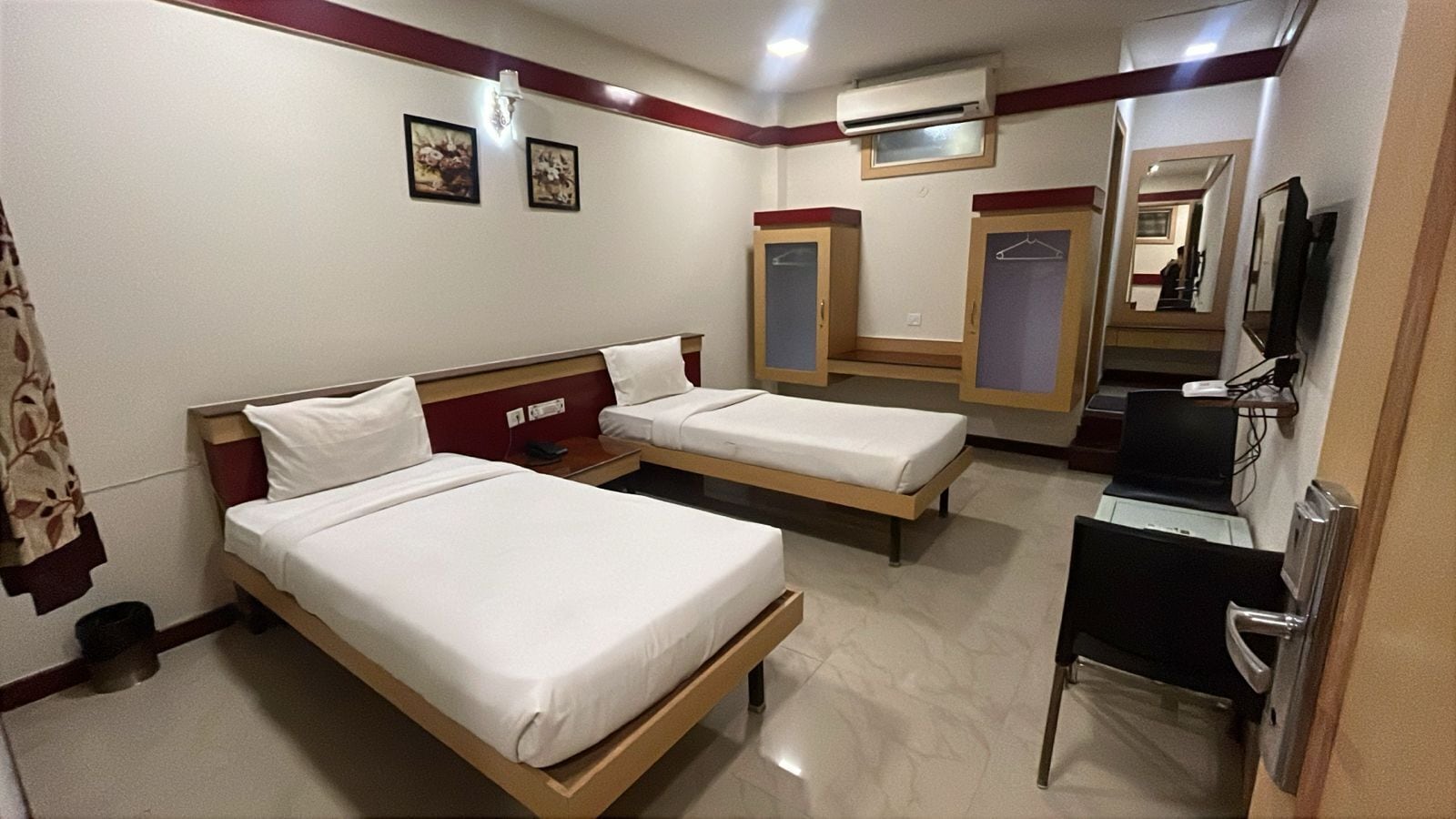 Deluxe Double or Twin Room | Desk, laptop workspace, blackout drapes, soundproofing