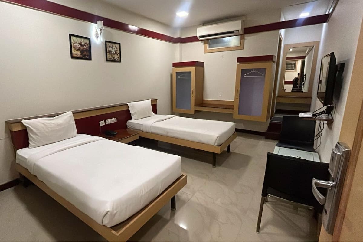 Deluxe Double or Twin Room | Desk, laptop workspace, blackout drapes, soundproofing