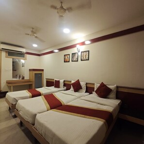 Firemannsrom | Skrivebord, skrivebord for bærbar PC, blendingsgardiner og lydisolert