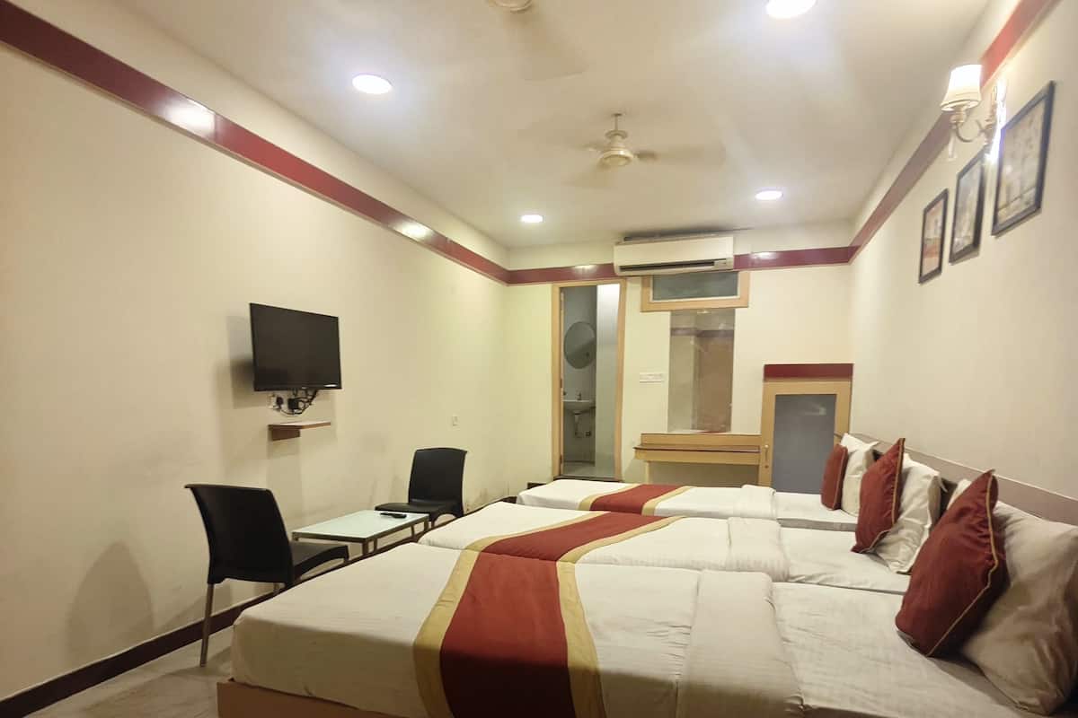 Kamar Quadruple | Meja kerja, ruang kerja ramah laptop, dan tirai kedap cahaya