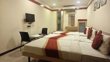 Escritorio, espacio para trabajar con laptop y cortinas blackout