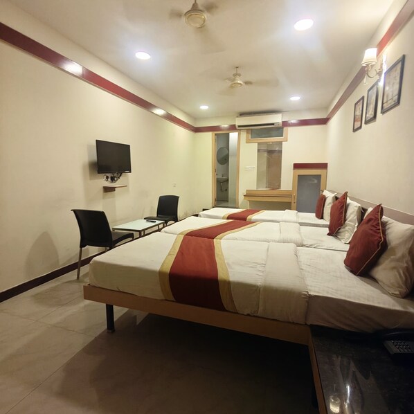 مكتب ومساحة عمل للكمبيوتر المحمول وستائر تعتيم وتجهيزات عازلة للصوت