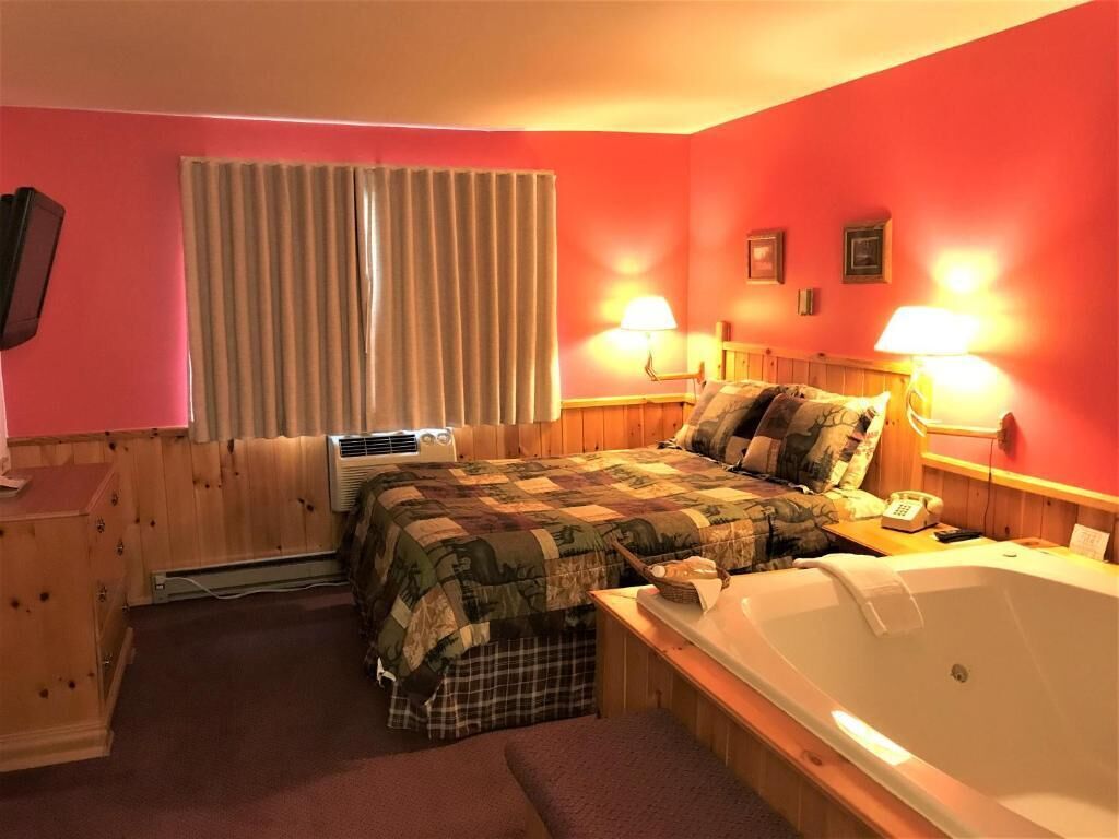 Executive Suite | Bathroom | Hair dryer, towels, soap, shampoo
