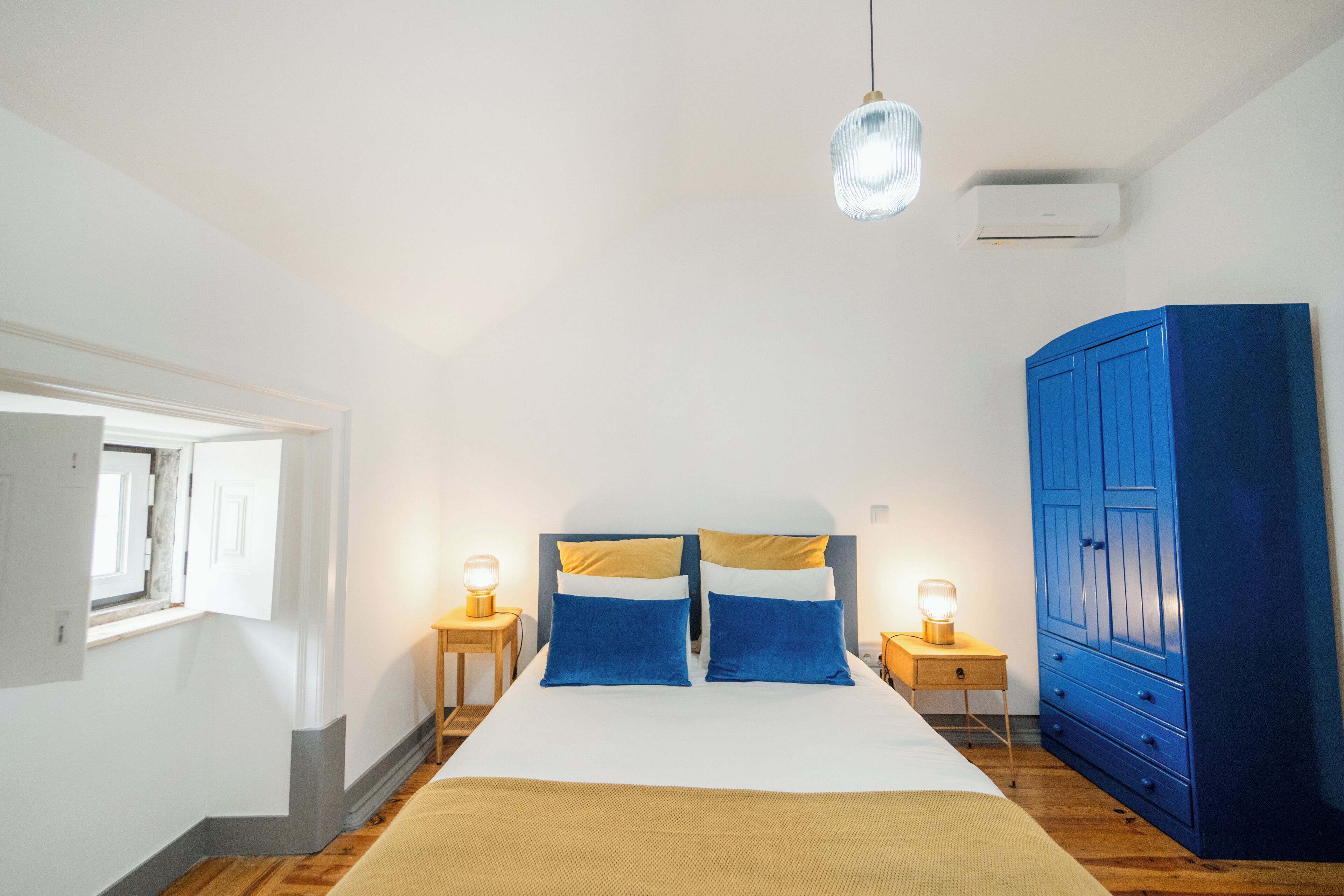 Phòng đôi tiện nghi đơn giản | Bàn, khu vực làm việc phù hợp cho laptop 