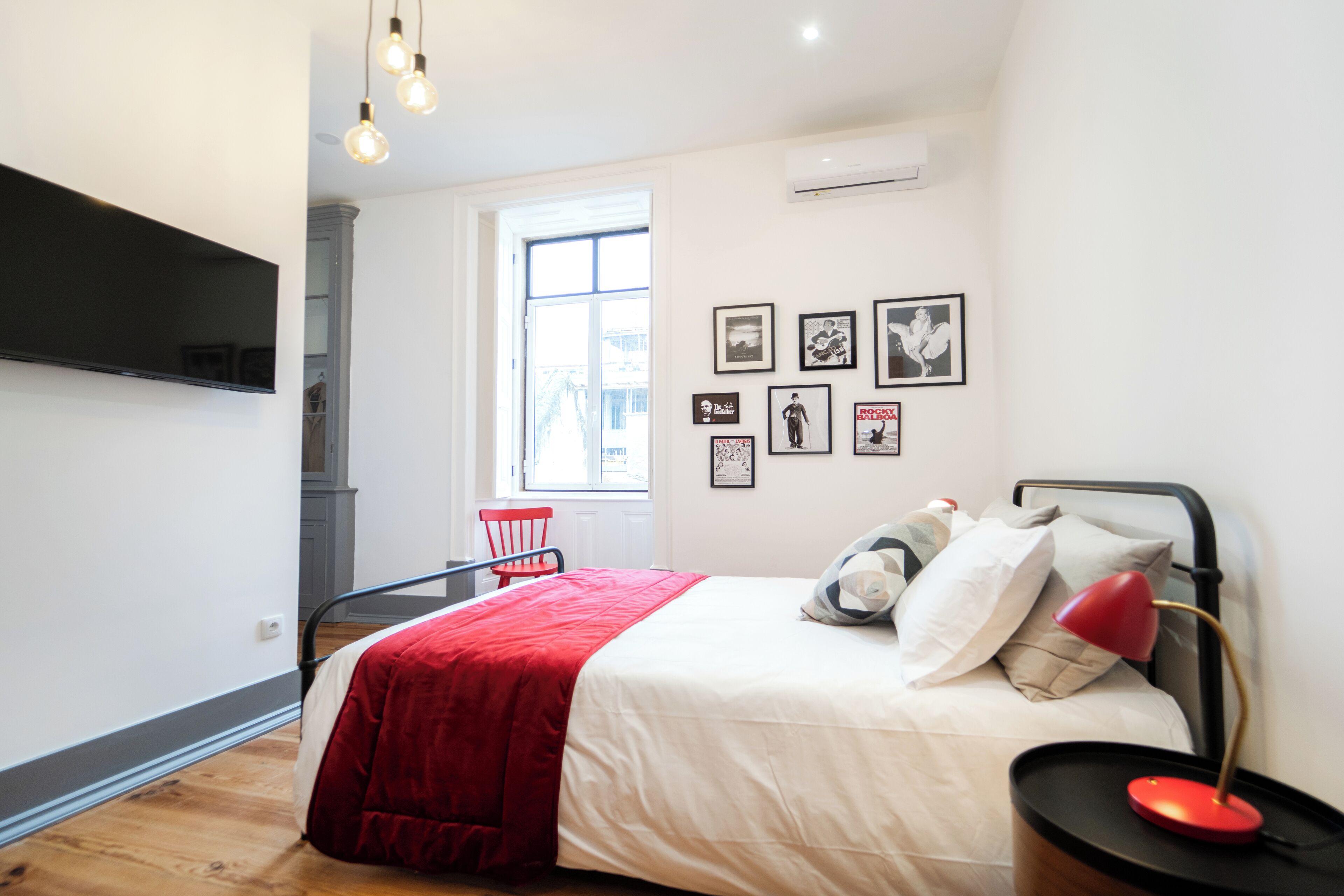 Phòng đôi tiện nghi đơn giản | Bàn, khu vực làm việc phù hợp cho laptop 