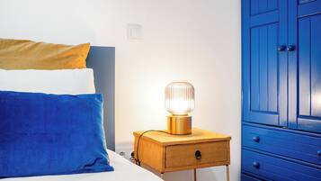 Phòng đôi tiện nghi đơn giản | Bàn, khu vực làm việc phù hợp cho laptop