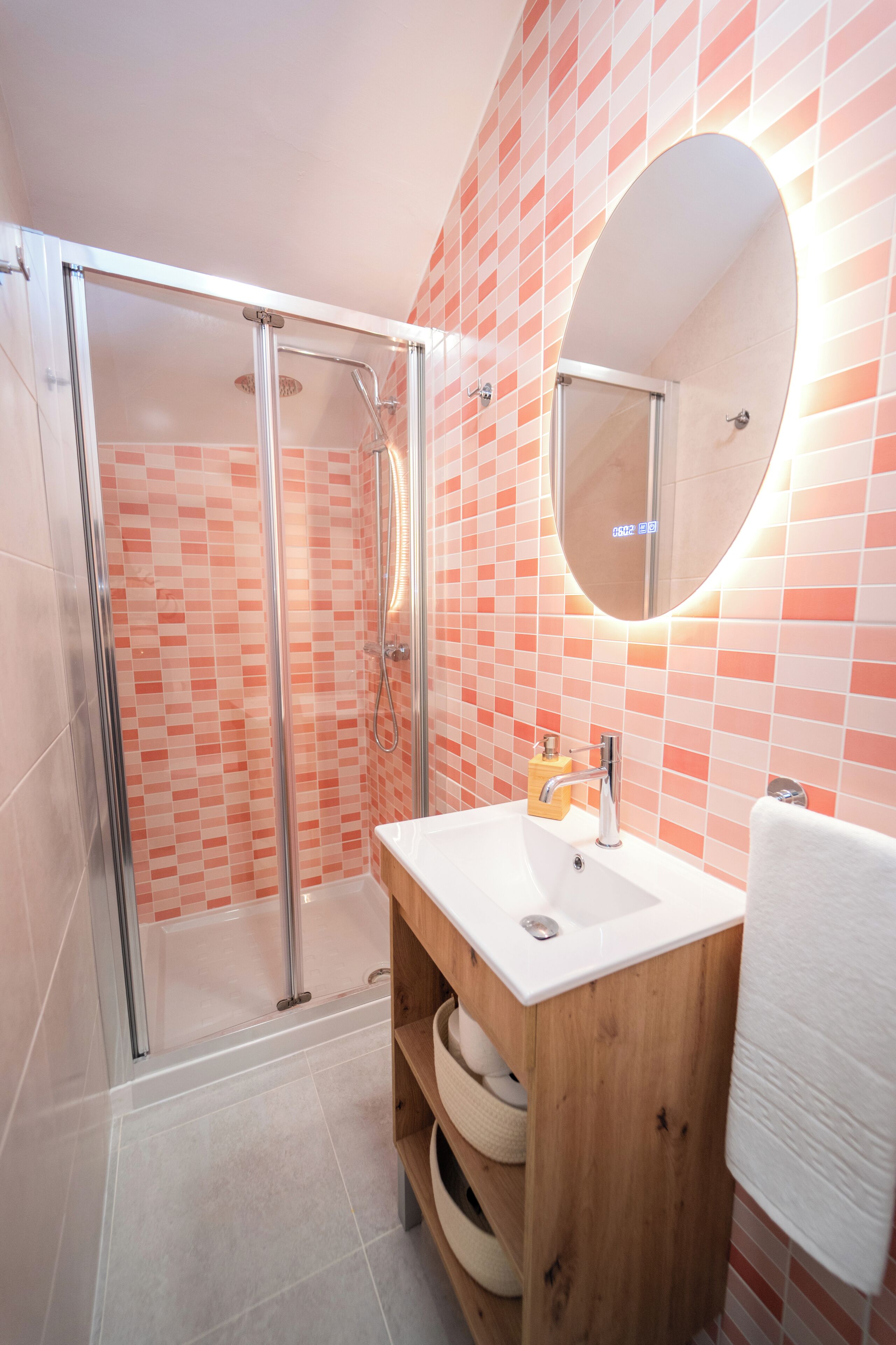 Habitación Confort doble | Baño | Secador de pelo, toallas, jabón y champú