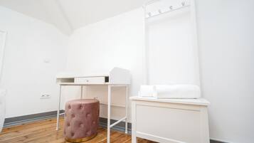 Phòng đôi tiện nghi đơn giản | Bàn, khu vực làm việc phù hợp cho laptop