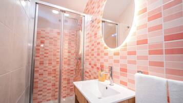 Phòng đôi tiện nghi đơn giản | Phòng tắm | Máy sấy tóc, khăn tắm, xà phòng, dầu gội