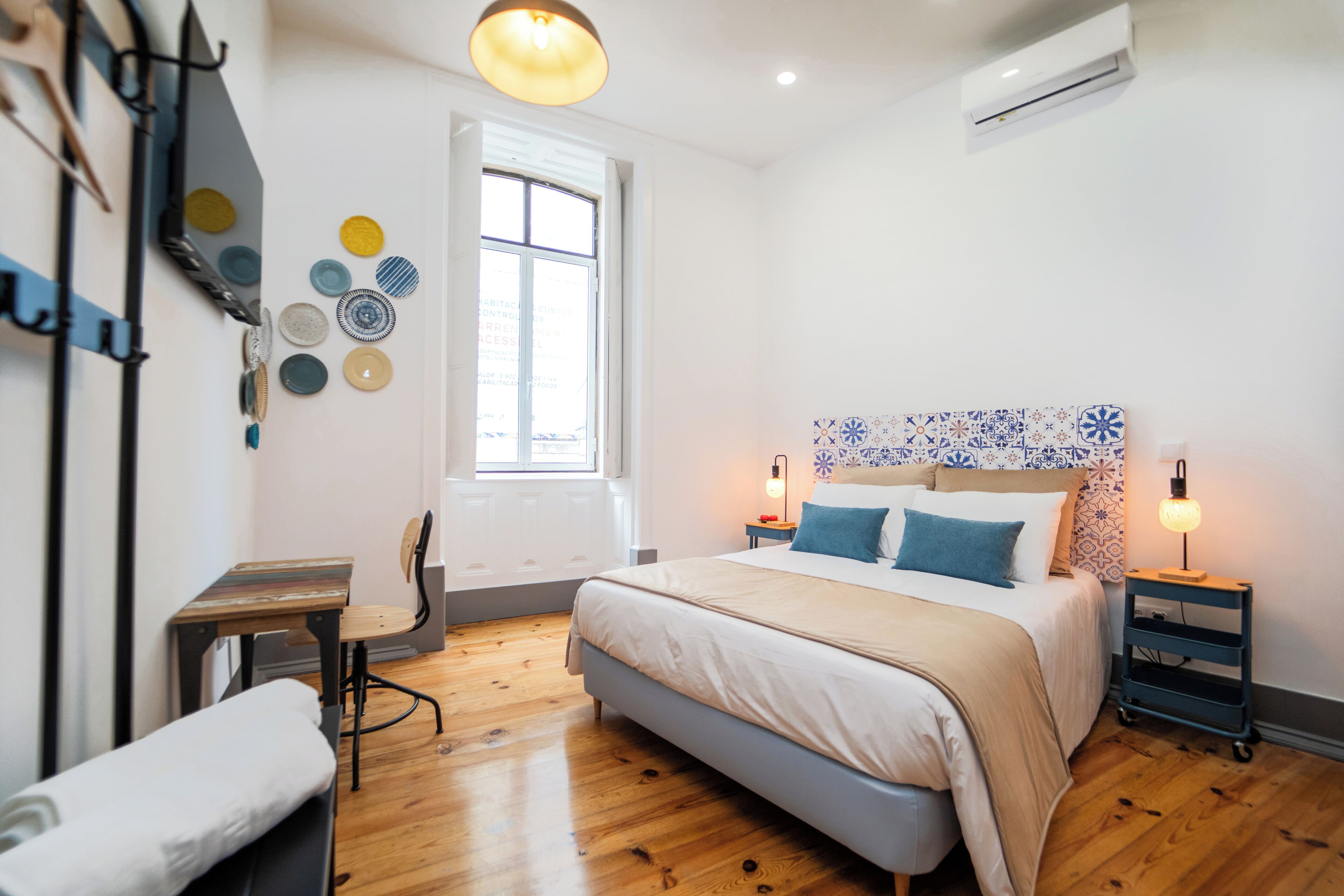 Phòng đôi tiện nghi đơn giản | Bàn, khu vực làm việc phù hợp cho laptop 