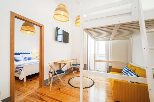 Studiosvit Comfort | Skrivbord, arbetsyta för laptop och gratis wi-fi