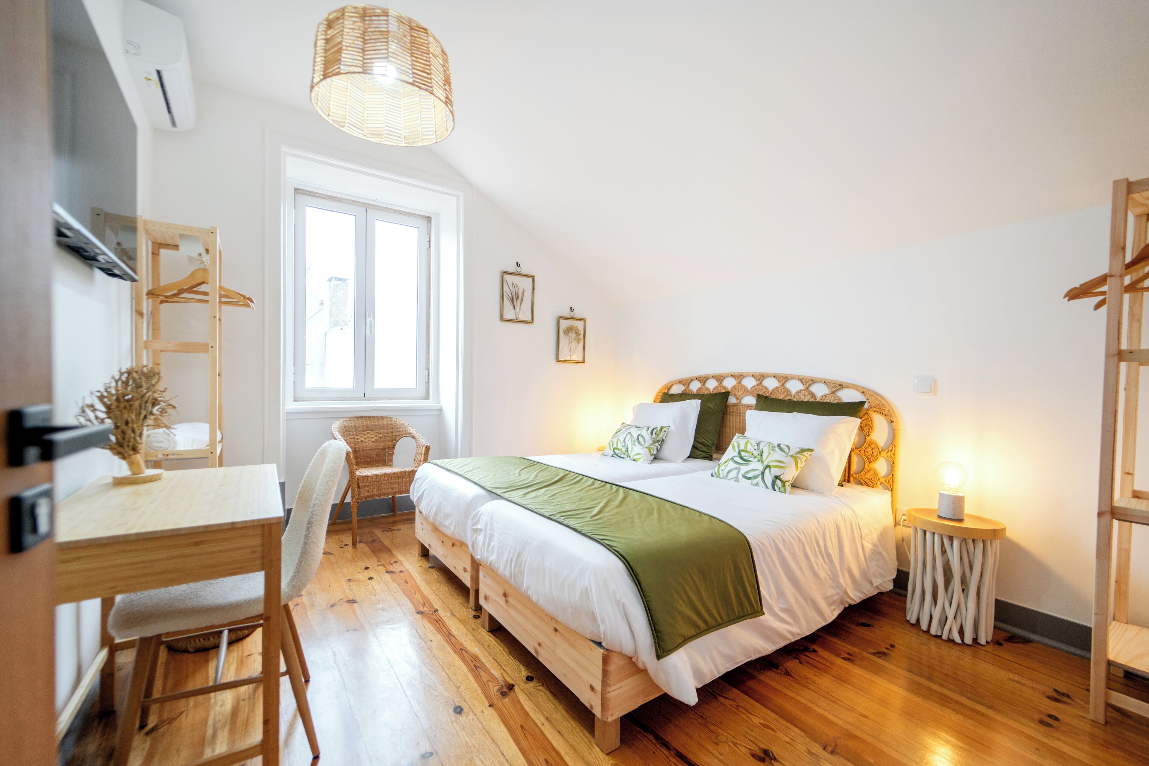 Phòng đôi hoặc 2 giường đơn tiện nghi đơn giản | Bàn, khu vực làm việc phù hợp cho laptop 