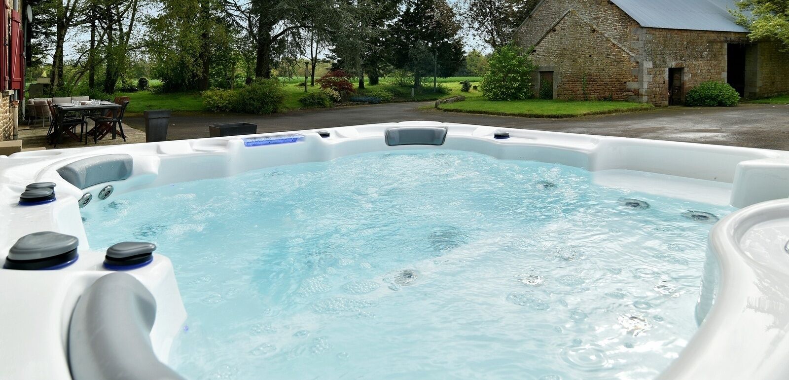 Outdoor spa tub