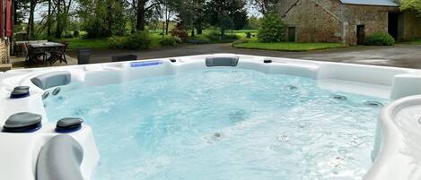 Bain à remous extérieur