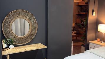 1 dormitorio, tabla de planchar con plancha, wifi y ropa de cama