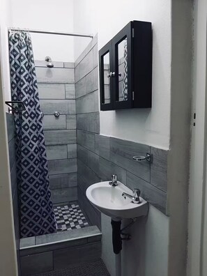 Haartrockner, Handtücher, Seife, Toilettenpapier