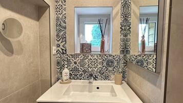 Een haardroger, handdoeken, zeep, toiletpapier