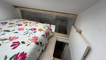 Tabla de planchar con plancha, wifi y ropa de cama