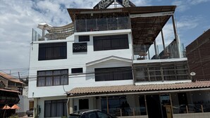 A multi-story building with a sign reading "Los Esteros." - Los Esteros (Huanchaco)